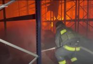 Ataque russo na Ucrânia provoca incêndio em armazéns perto de Kiev