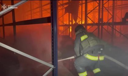 Ataque russo na Ucrânia provoca incêndio em armazéns perto de Kiev