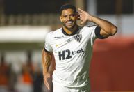 Hulk faz hat-trick com golaço de quase do meio de campo; veja