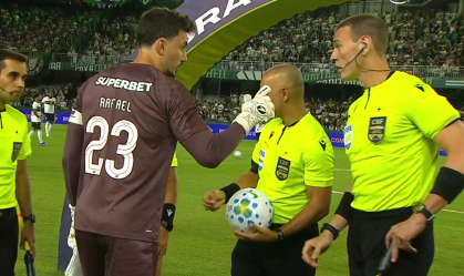 Auxiliar brinca com Luciano