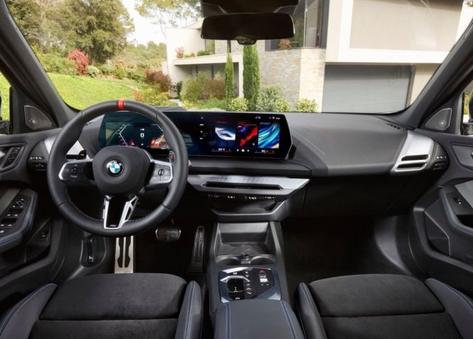 Interior do BMW M135 xDrive • Divulgação