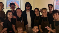 Após shows, Bad Bunny se despede do Brasil com jantar e viaja à Austrália