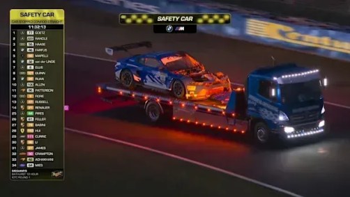 Colisão com canguru destruiu o carro da Racing Ford Mustang