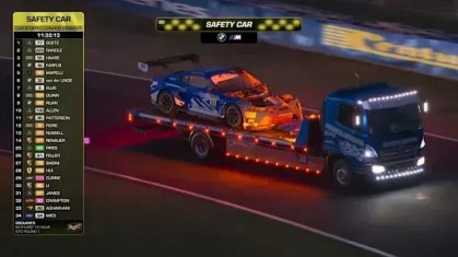 Colisão com canguru destruiu o carro da Racing Ford Mustang