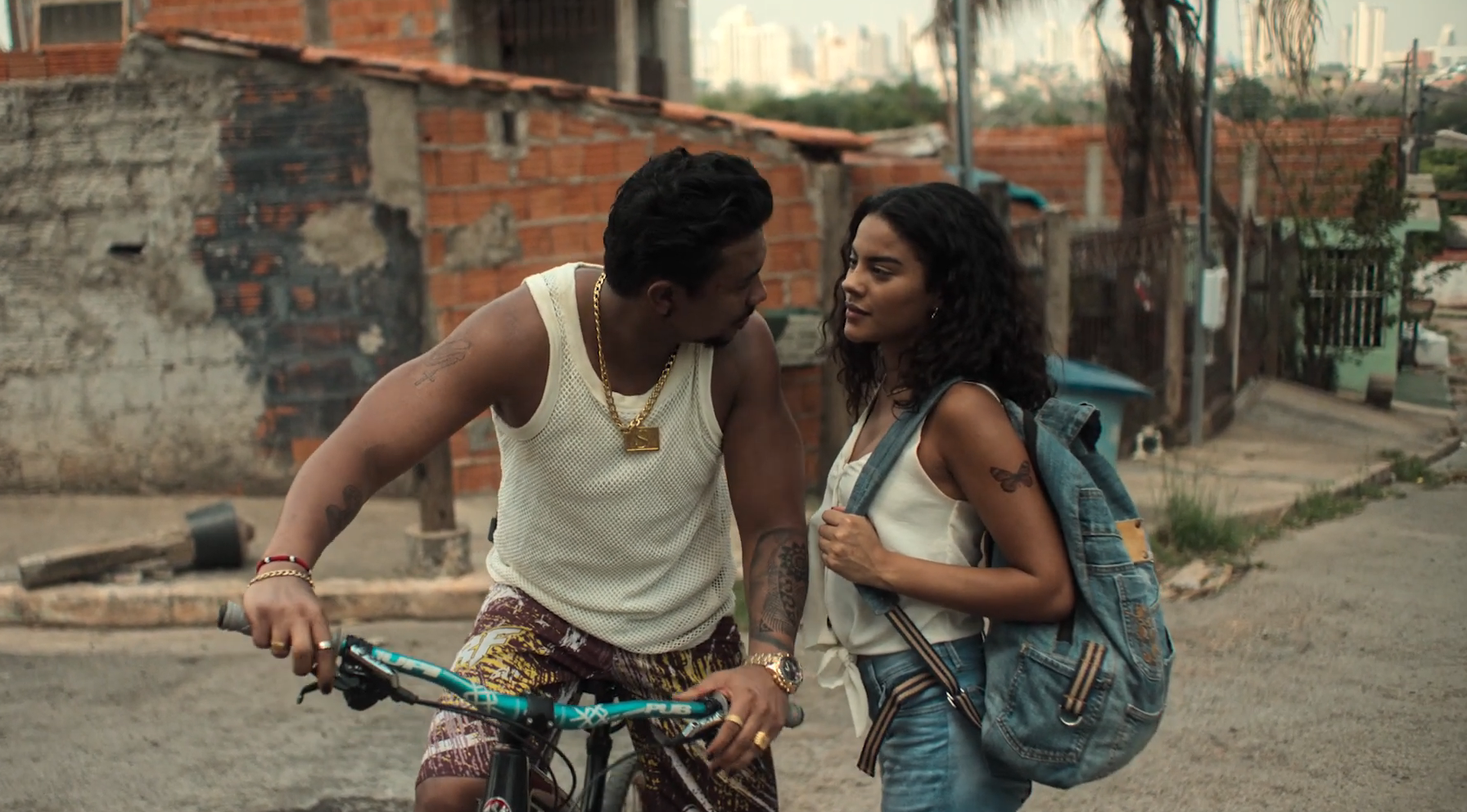 Bella Campos e Xamã no filme "Cinco Tipos de Medo"