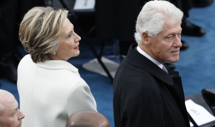 Bill Clinton e Hillary Clinton durante posse de Trump