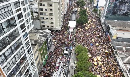 Acadêmicos do Baixo Augusta arrasta multidão em desfile no centro de SP