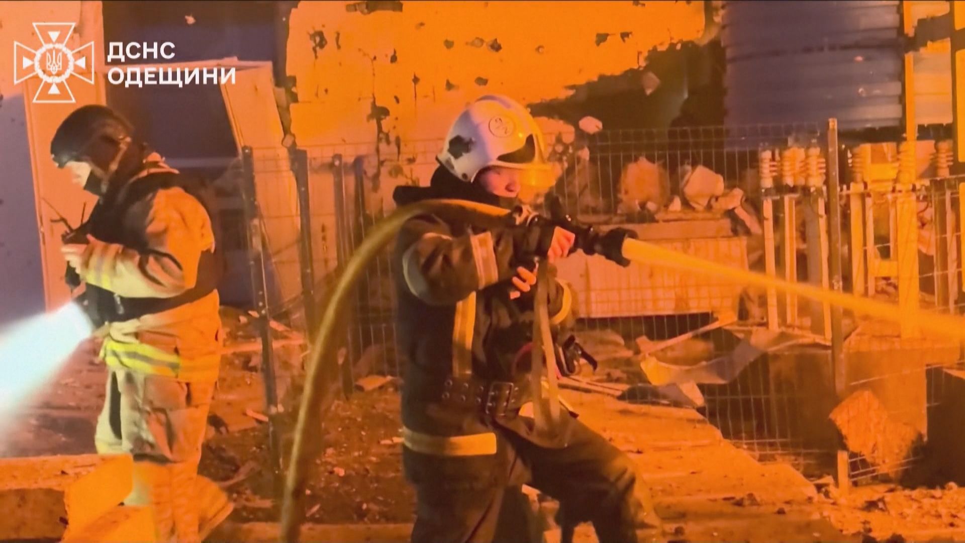 Bombeiros apagam fogo na Ucrânia após ataque da Rússia