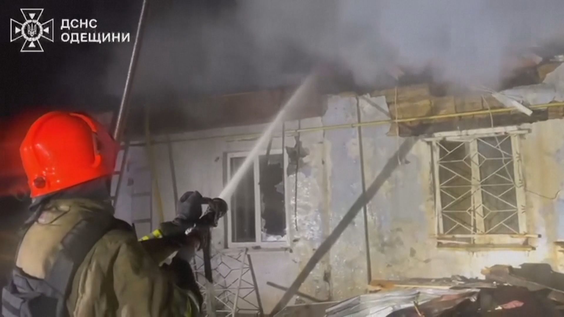 Bombeiros apagam incêndio em Odessa, na Ucrânia, após ataques da Rússia