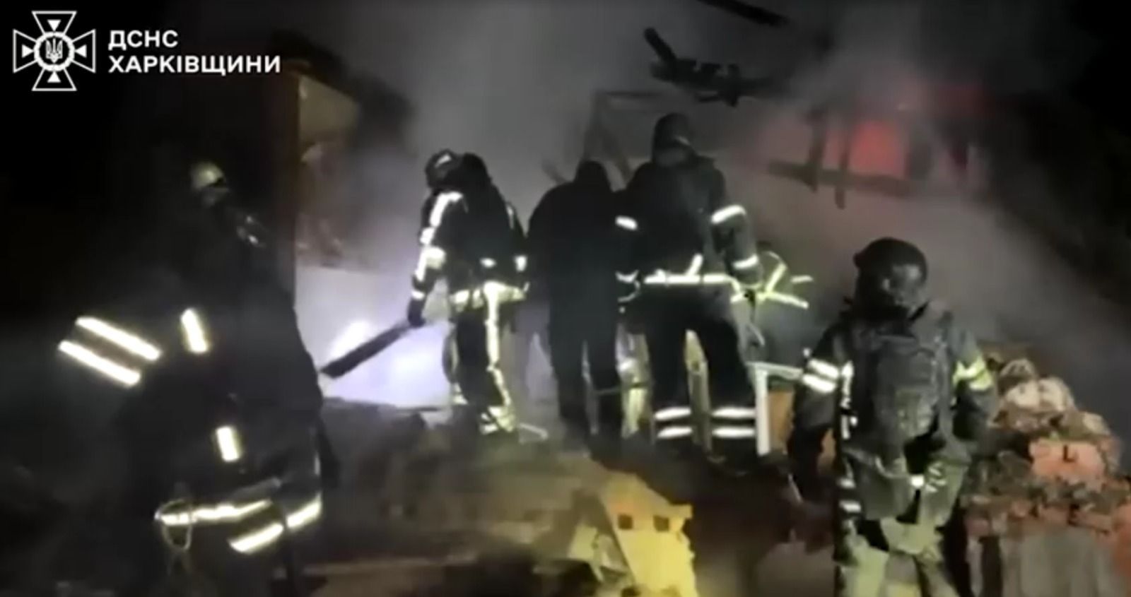 Bombeiros prestam socorro em local de ataque da Rússia em Kharkiv, Ucrânia
