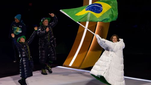 Lucas Pinheiro carrega a bandeira do Brasil nos Jogos Olímpicos de Inverno em Milão-Cortina 2026