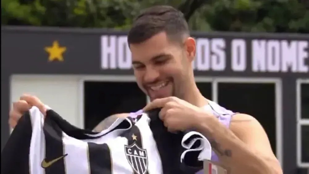 Bruno Guimarães recebe camisa do atlético-mg