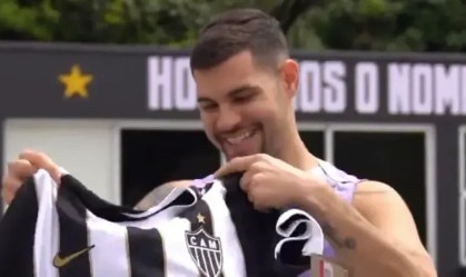 Bruno Guimarães recebe camisa do atlético-mg