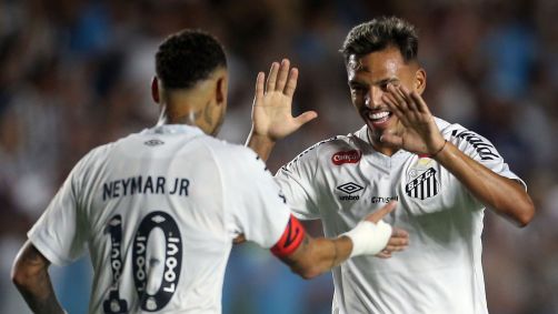 Jogadores do Santos celebram gol em partida contra o Velo Clube.