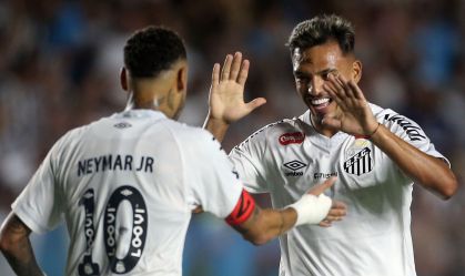 Jogadores do Santos celebram gol em partida contra o Velo Clube.