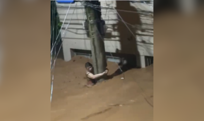 Vídeo mostra mulher se segurando em poste em meio à enxurrada em MG; veja