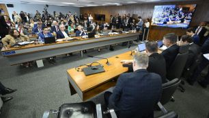 Deputados do PT e do PL trocam insultos de "fake news" e "hiena" na CPMI do INSS