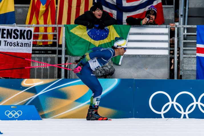 Esquiador brasileiro Manex Silva em competição nas Olimpíadas de Inverno de 2026, em Milão-Cortina • Gabriel Heusi/COB