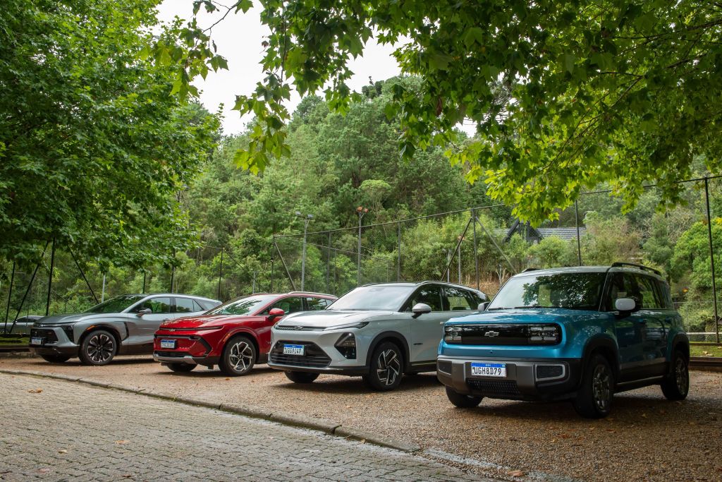 SUVs elétricos da GM (da Direita para Esquerda): Spart EUV, Captiva EV, Equinox EV e Blazer EV