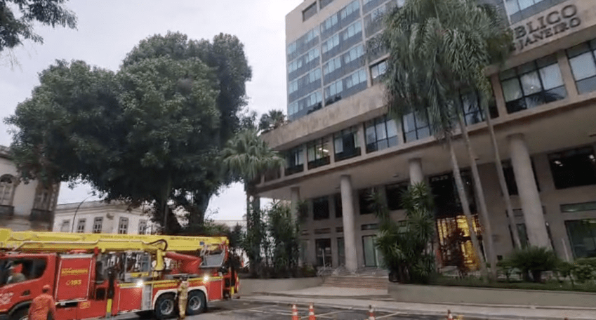 Foco foi controlado pela brigada de incêndio da instituição, com apoio do Corpo de Bombeiros. • Reprodução - Redes sociais