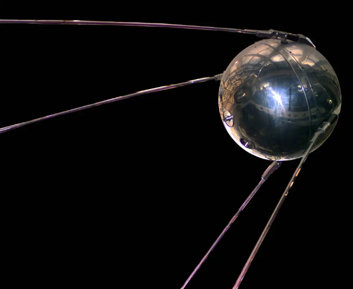 O Sputnik, o primeiro satélite artificial laçado no espaço. Foi construído e lançado pela União das Repúblicas Socialistas Soviéticas (URSS) • Reprodução