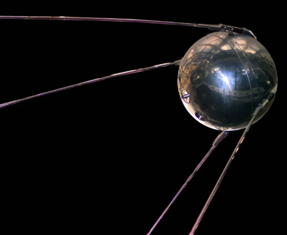 O Sputnik, o primeiro satélite artificial laçado no espaço. Foi construído e lançado pela União das Repúblicas Socialistas Soviéticas (URSS) • Reprodução