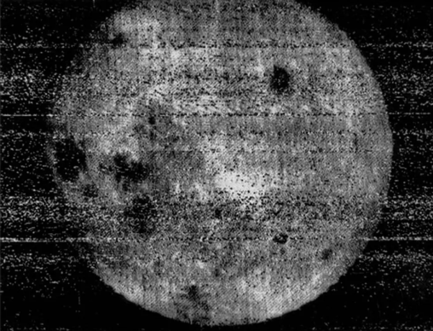 : Uma das primeiras fotografias do lado oculto da Lua, enviadas pela Luna 3 • Museu Memorial da Astronáutica, RKK Energiya