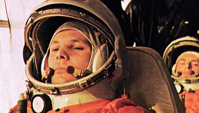Yuri Gagarin no ônibus a caminho da plataforma de lançamento de onde fez história em 1961 • Reprodução