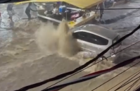 Chuva forte provoca alagamentos no Vidigal e Rocinha; veja vídeos