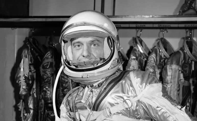 Alan Shepard pilotou sua cápsula Mercury Freedom 7 em um voo suborbital de 15 minutos sem falhas de comunicação. Ele foi a primeira pessoa dos EUA e a segunda pessoa a ir ao espaço • Divulgação/Nasa
