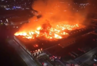 Vídeo: Incêndio de grandes proporções atinge galpão em Arujá (SP)