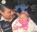 Bebe de um mês encontrada na mata é amamentada por policial em MG