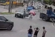 Motorista deixa carro instantes antes de veículo ser arrastado por trem