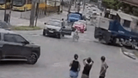 Motorista deixa carro instantes antes de veículo ser arrastado por trem