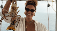 Sheron Menezzes celebra dia de sol com lagosta em alto-mar