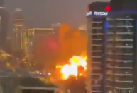 Veja momento em que hotel de luxo em Dubai é atingido por drones do Irã