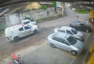 Vídeo: policiais são afastados após matarem dois cães atropelados em Manaus