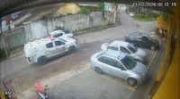 Vídeo: policiais são afastados após atropelarem dois cães em rua de Manaus