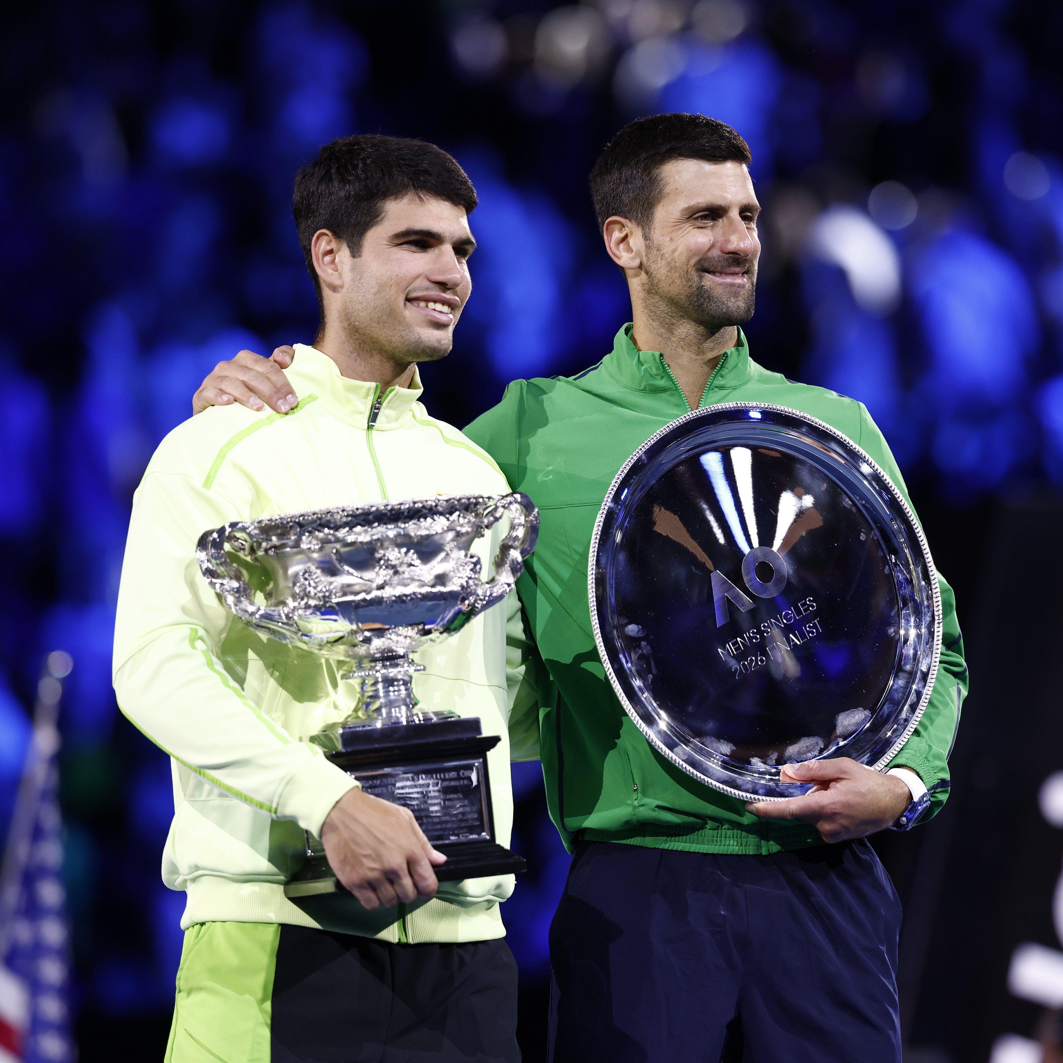 Carlos Alcaraz e Novak Djokovic após o Australian Open de 2026 • @AustralianOpen
