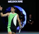 Alcaraz vence Djokovic, conquista Australian Open e fecha career slam