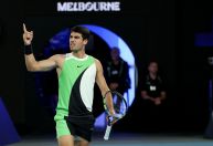 Alcaraz vence Djokovic, conquista Australian Open e fecha career slam