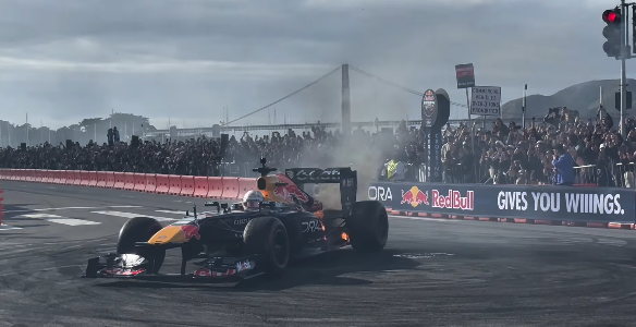 Carro da Red Bull pega fogo durante exibição