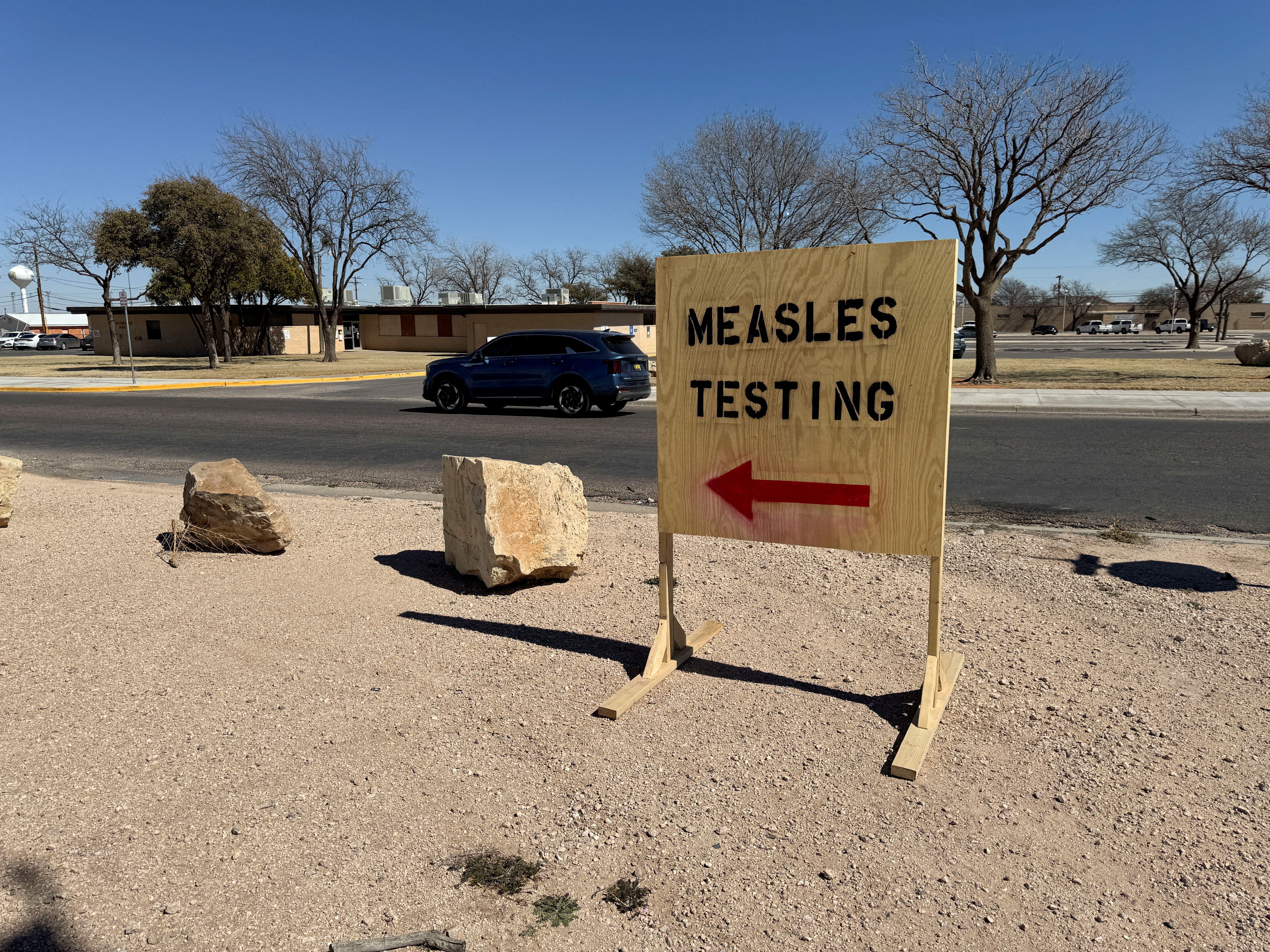 Uma placa com os dizeres "teste de sarampo" é vista como um sinal de surto no Condado de Gaines, Texas