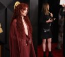 Grammy 2026: Chappell Roan chama atenção com vestido ousado