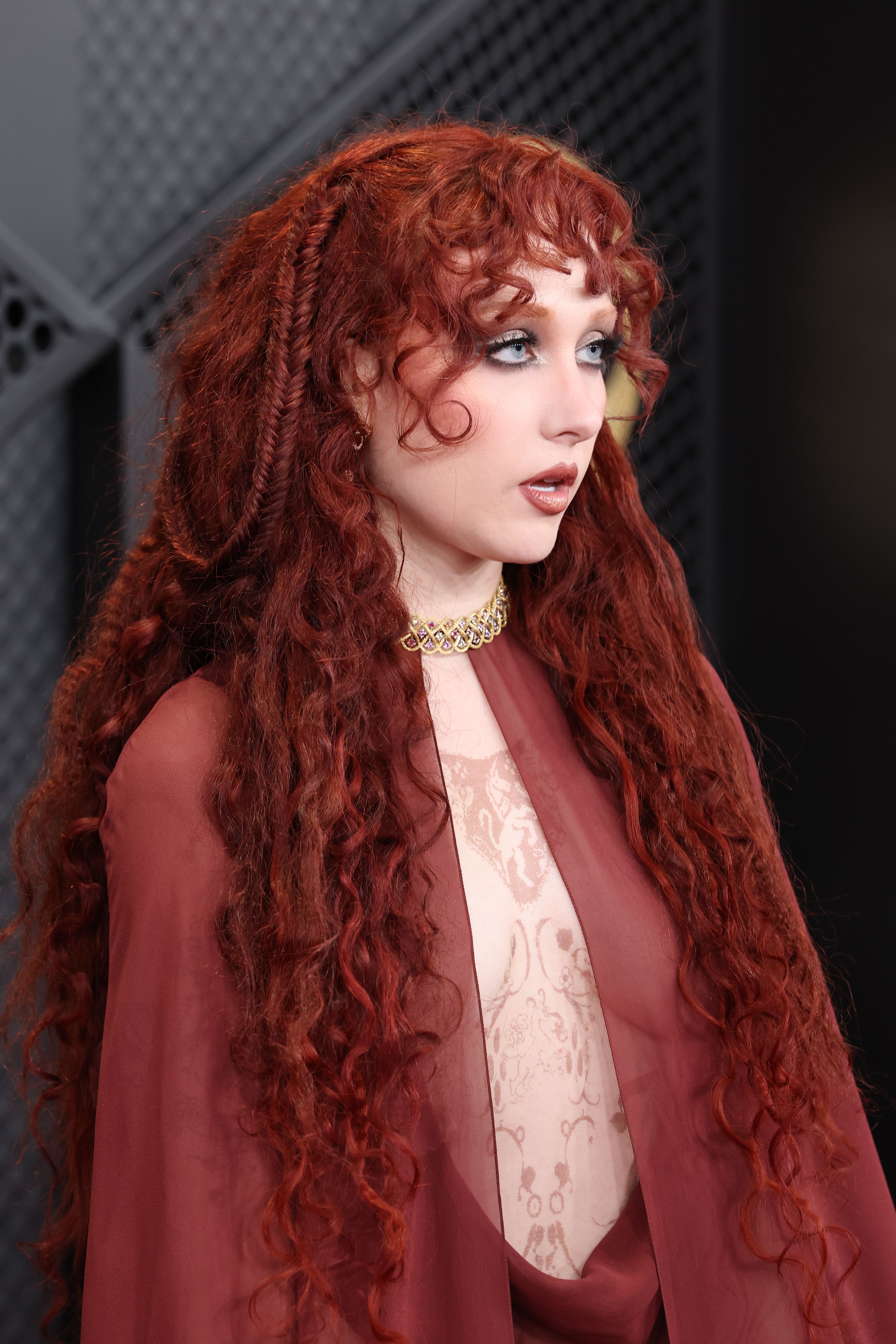 Chappell Roan aposta em transparência para look do tapete vermelho do Grammy • Amy Sussman/Getty Images