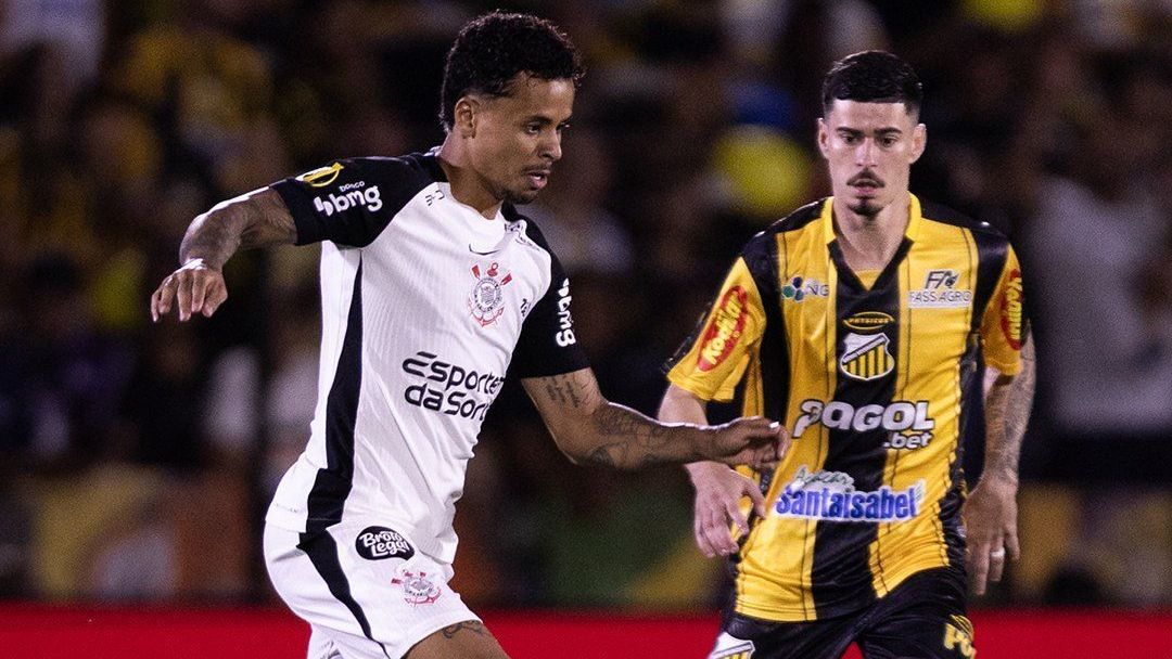 Lance do jogo entre Novorizontino e Corinthians pela semifinal do Paulistão