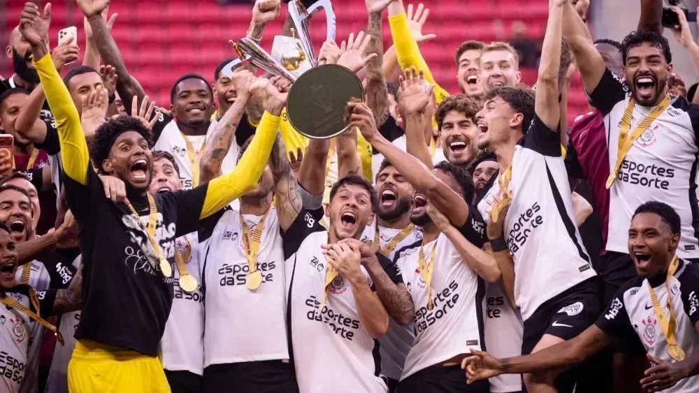Elenco do Corinthians ergue a taça da Supercopa do Brasil
