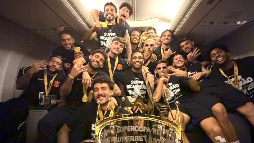 Time do Corinthians após vitória na Supercopa
