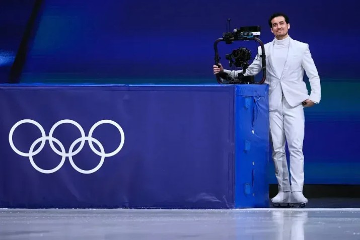 Cowan esperando para entrar no gelo • Ashley Landis/AP