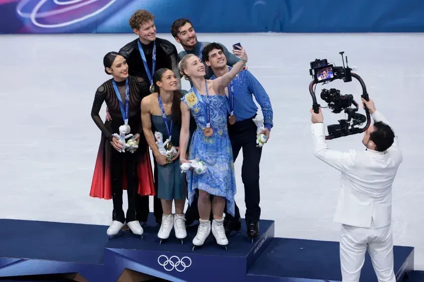Cowan filmando o pódio • Jean Catuffe/Getty Images